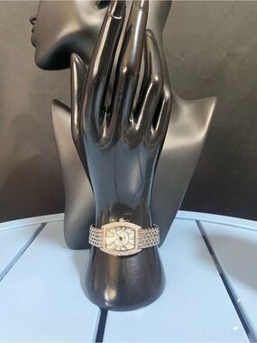 Silver Tone Quartz Women’s Vintage White Dial Analog Watch